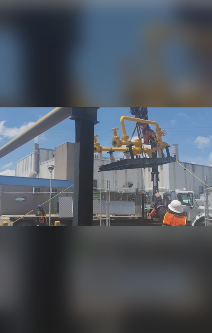 Maniobra de montaje de un sistema de tuberías