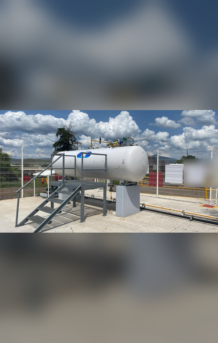 Tanque de almacenamiento instalado en planta