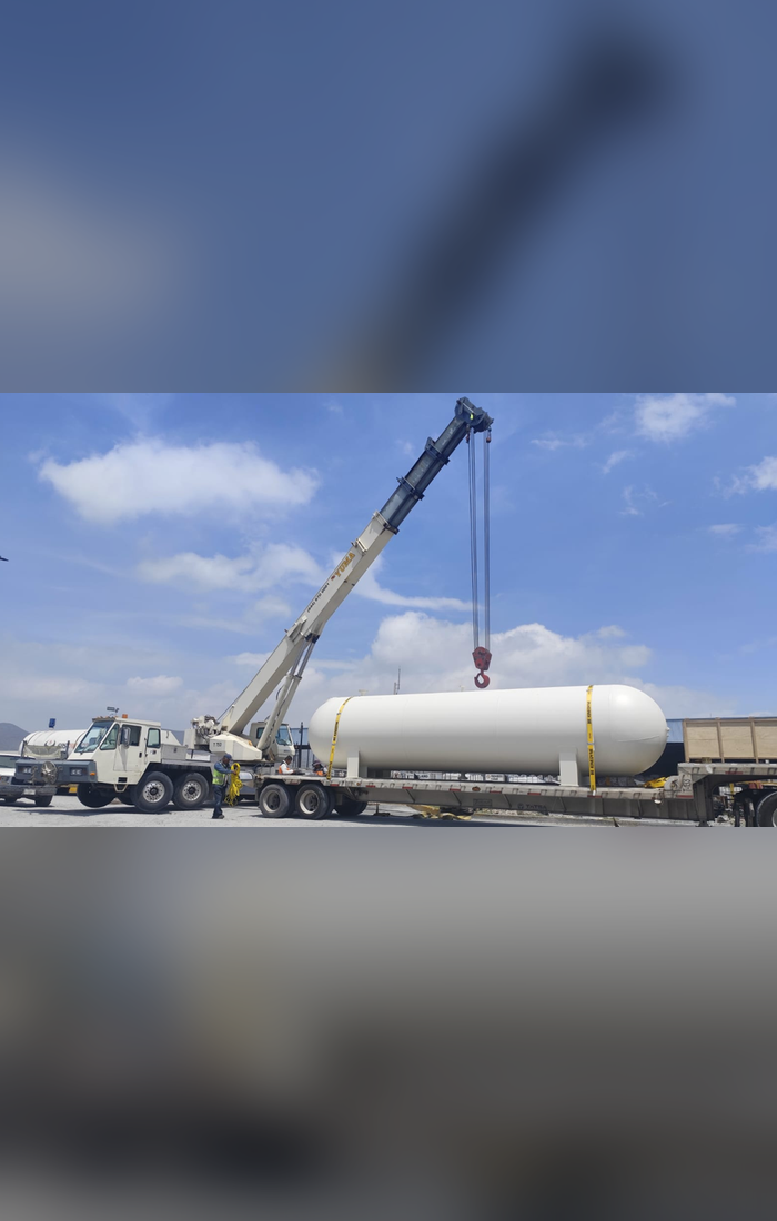 Grúa durante la instalación de un tanque industrial