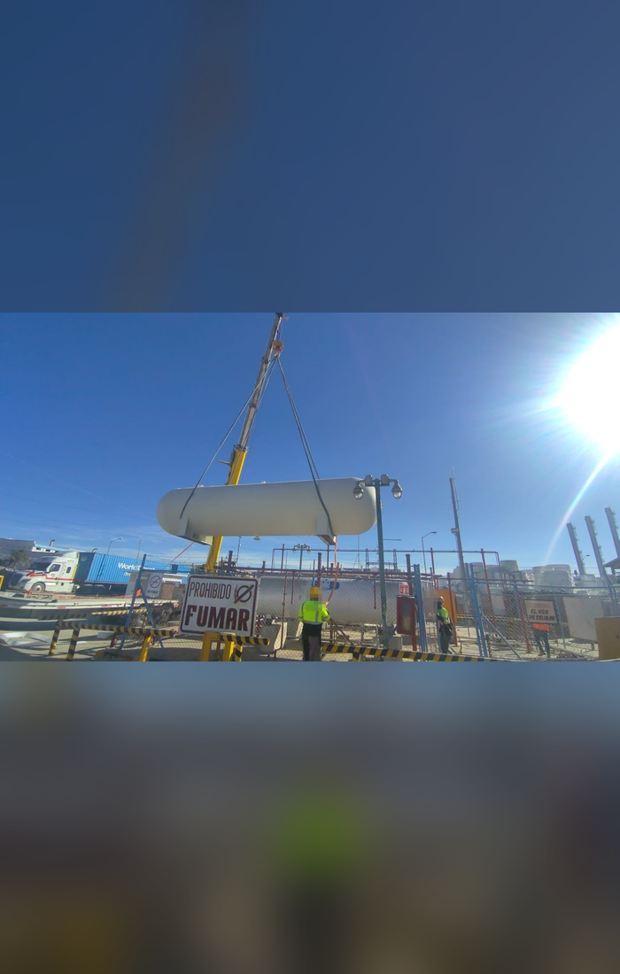 Instalación de un tanque industrial mediante grúa